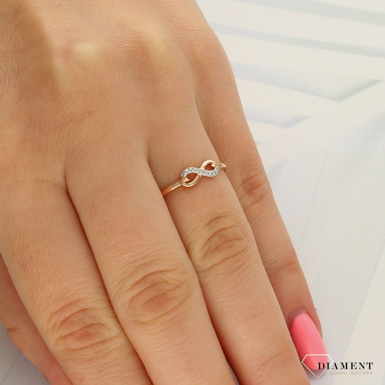 Pierścionek złoty DIAMENT różowe złoto, diamenty, nieskończoność. Pierścionki zaręczynowe. R60107 różowe. Piękny pierścionek ozdobiony brylantami. 60107RD1ZJJ-W.jpg